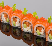 Ролл из лосося, тигровой креветки с сыром Филадельфия