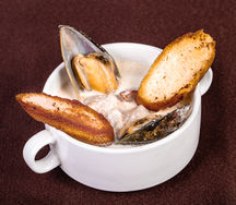 Норвежский сливочный суп с семгой и креветками