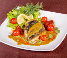Филе палтуса с томатами конфи и листьями салата