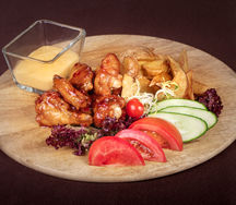 Куриные крылышки с картофелем и свежими овощами