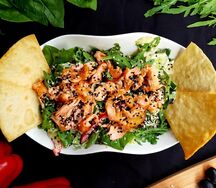 Салат Лосось с руколой и шпинатом