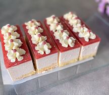 Набор пирожных Клубничный йогурт