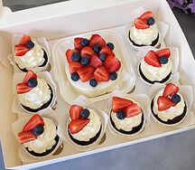 Большой набор Ягодный бум: бенто-торт и капкейки 