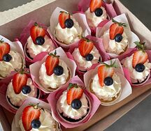 Бело-розовые капкейки с клубникой и голубикой