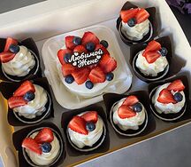 Большой набор с шоколадной надписью Любимой жене: бенто-торт и капкейки 