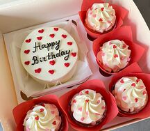 Бенто-торт Happy birthday и капкейки с сердечками