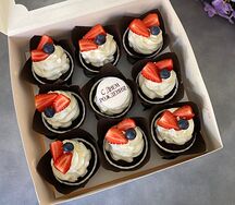 Капкейки с клубникой и голубикой коричневые