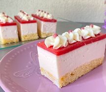 Пирожное Клубничный йогурт