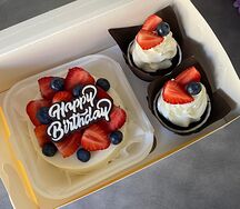 Бенто-торт и 2 капкейка с шоколадной надписью 