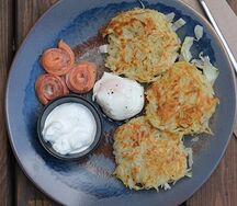 Драники с лососем и яйцом