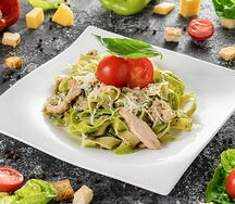 Фетучини с курицей и грибами в соусе песто