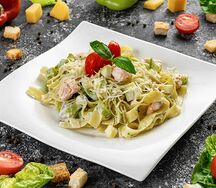 Фетучини с семгой в соусе песто