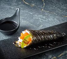 Хэнд-ролл с лососем