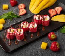 Сладкий ролл Манго-клубника