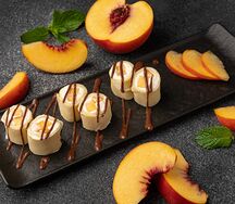 Сладкий ролл с персиком