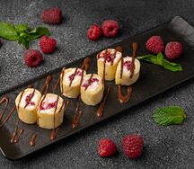 Сладкий ролл с малиной