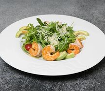 Салат Цезарь с креветками