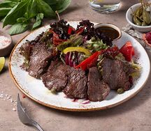 Теплый салат с говяжьим стейком