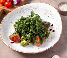 Моцарелла с помидорами и базиликом