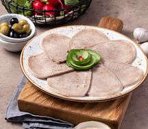 Язык отварной с хреном