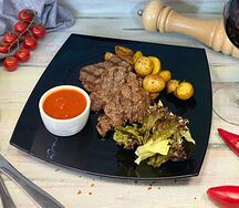 Медальоны из говядины с картофелем черри