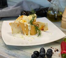 Салат Оливье с копчёной курицей в томатной тортилье