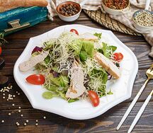 Салат Цезарь с курицей