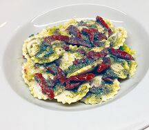 Равиоли с говядиной и соусом песто