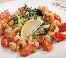 Салат с жареными креветками, чесноком и черри