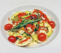 Равиоли с говядиной и соусом из овощей