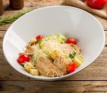 Салат Цезарь с курицей
