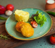 Котлеты из телятины с картофельным пюре со сливочном маслом