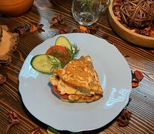 Омлет с сыром и томатами