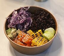 Поке с лососем и диким рисом