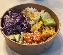 Поке с лососем и суши рисом