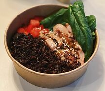 Поке с курицей и диким рисом