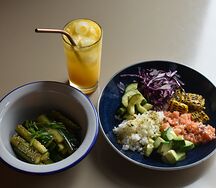 Поке лосось, суши рис маленькая порция и битые огурцы и лимонад собственного приготовления