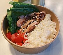 Поке с курицей и суши рисом