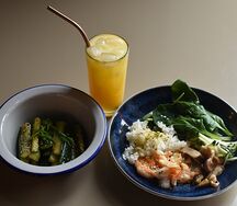 Поке креветки, суши рис маленький и битые огурцы и лимонад собственного приготовления