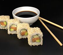 Калифорния лосось в кунжуте