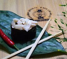 Гункан с кальмаром