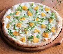 Пицца с ананасами и сыром дорблю