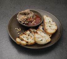 Куриный паштет с томатным чатни, багетом и арахисом