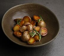 Молодой картофель с чесноком и розмарином