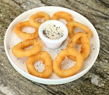 Луковые кольца с соусом тоннато