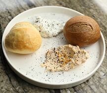 Черно-белое хлебное ассорти, сливочный и томатный крем-чиз