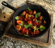 Томатное жаркое с цыпленком, картофелем и грибами