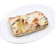 Лосось на подушке из риса с соусом блю чиз