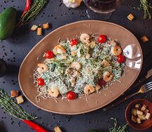 Салат Цезарь с креветками