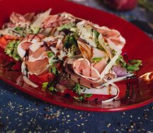 Салат с пармой, горгонзолой и грушей